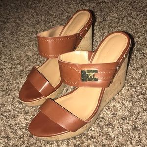 Tommy Hilfiger tan open toe wedges